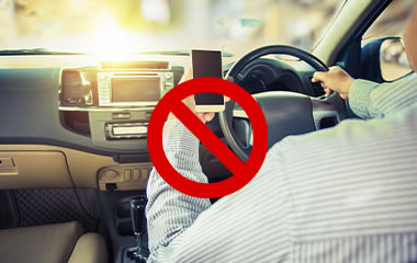 運転中のカーナビ中止・携帯電話の使用はやめましょう。